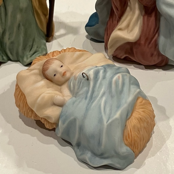 Hallmark | The Holy Family Keepsake Ornament Set - Picture 4 of 9